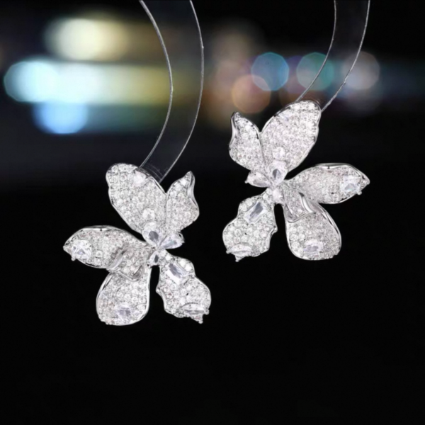 Boucles d'oreilles Trèfle Zircon Fantaisie – Élégance et Brillance – Image 4