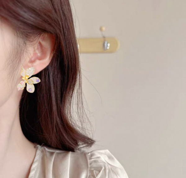 Boucles d'oreilles Trèfle Zircon Fantaisie – Élégance et Brillance – Image 8