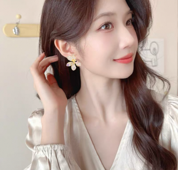 Boucles d'oreilles Trèfle Zircon Fantaisie – Élégance et Brillance – Image 9