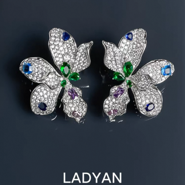 Boucles d'oreilles Trèfle Zircon Fantaisie – Élégance et Brillance – Image 11