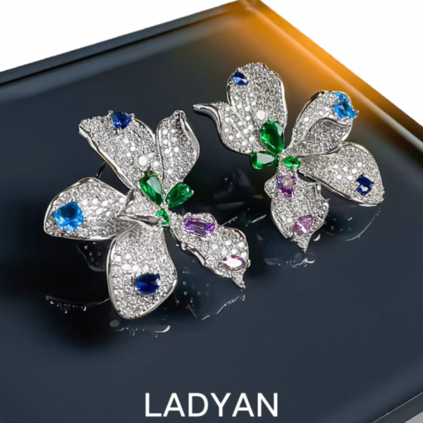 Boucles d'oreilles Trèfle Zircon Fantaisie – Élégance et Brillance – Image 12